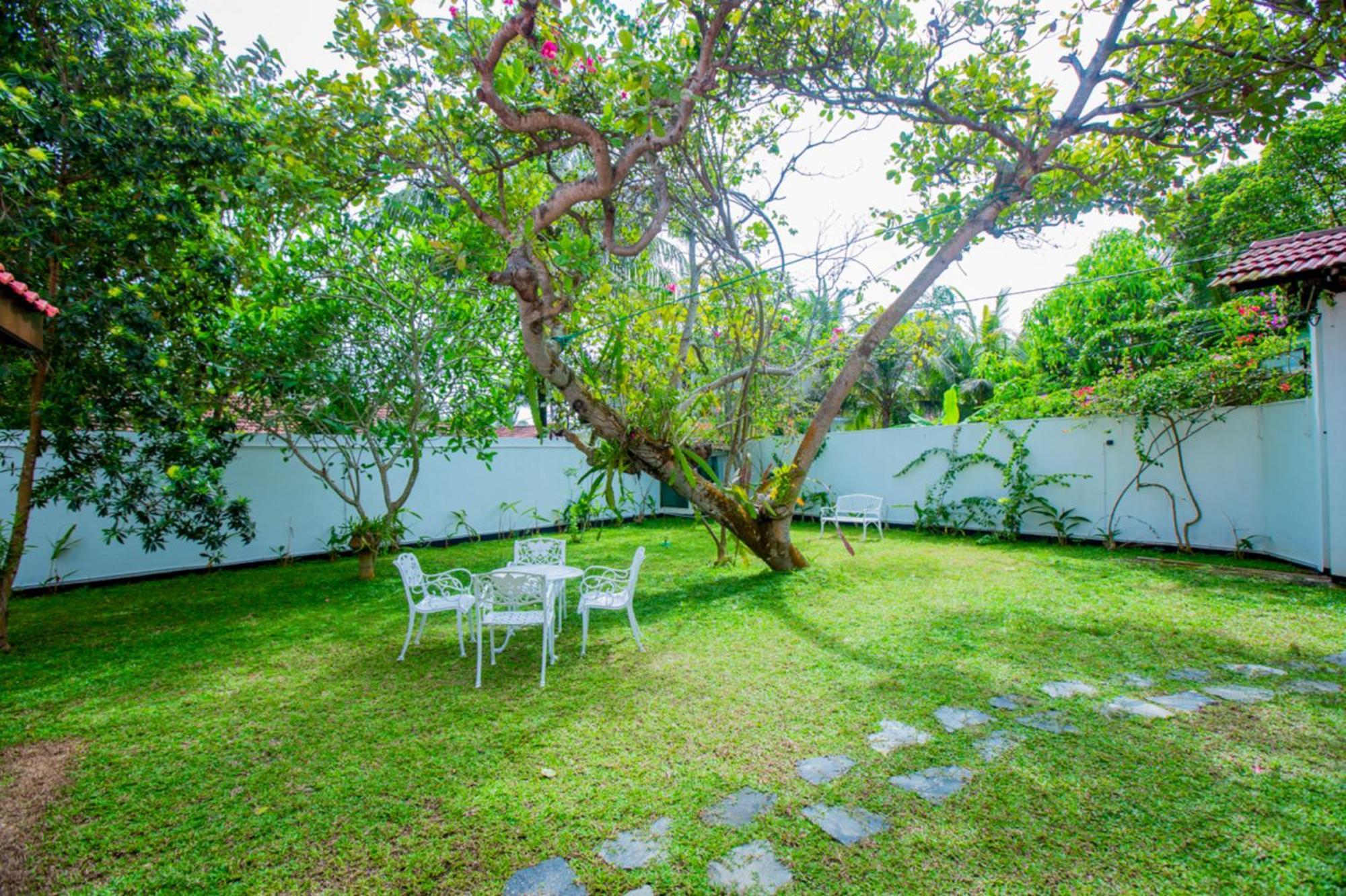 Nibbana Mirissa Hotel Exterior photo