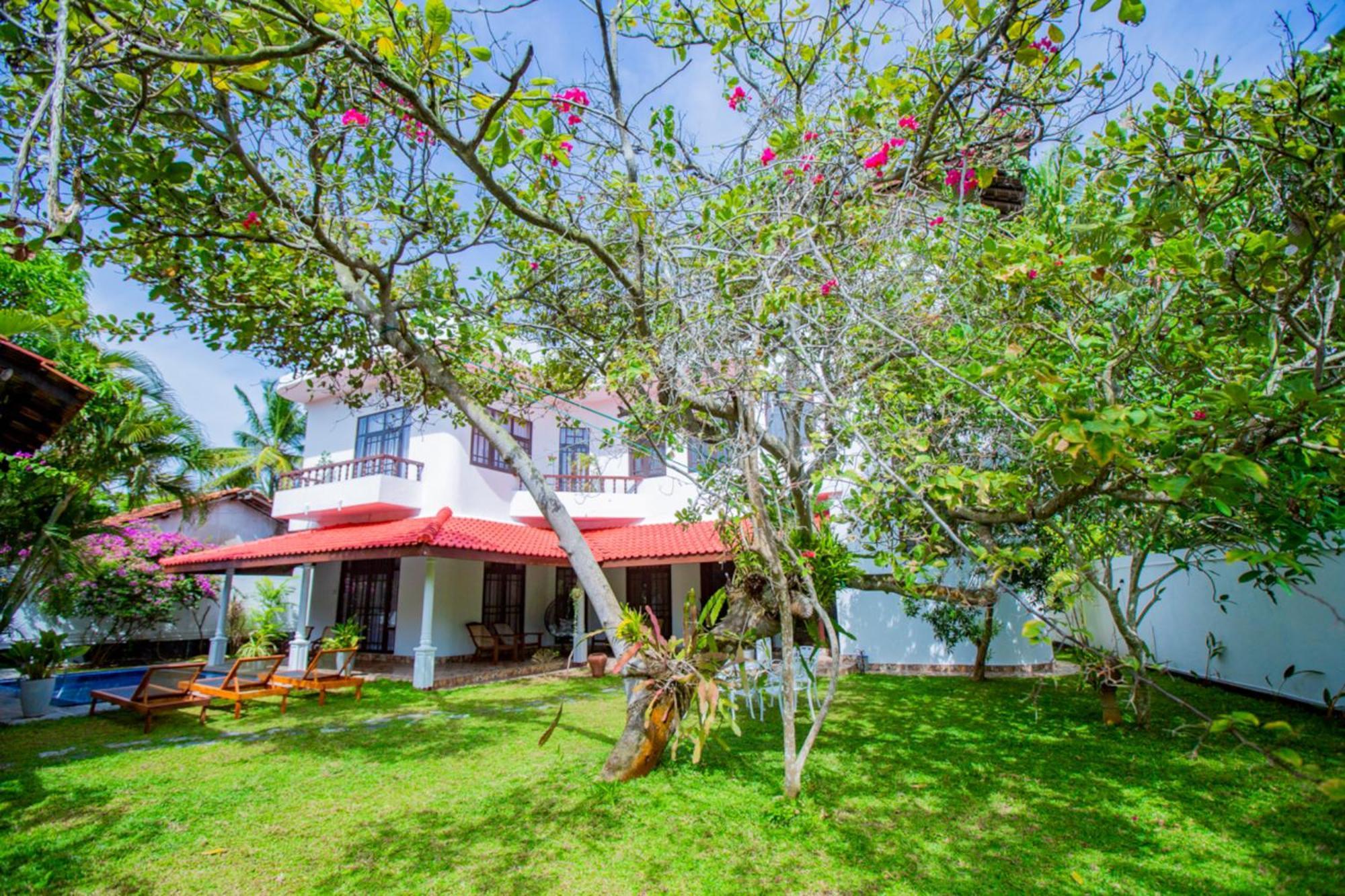Nibbana Mirissa Hotel Exterior photo